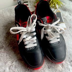 This pair of Nike sneakers is in a size 5Y but will fit women’s size 7